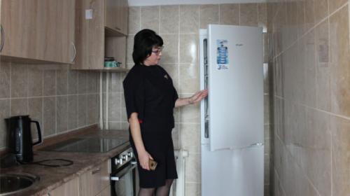 Светлана Злоказова, заместитель директора Центра помощи детям, демонстрирует оборудованную всем необходимым кухню