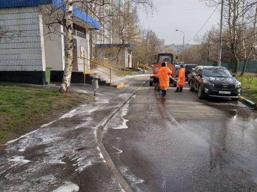 Сотрудники ЖКХ района Строгино продезинфицировали специальным раствором дороги, парковки, тротуары и дворы