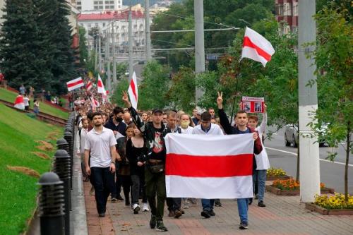 Марш зонтиков — как Витебск шлепал по лужам против диктатуры. Фото Сергея Серебро