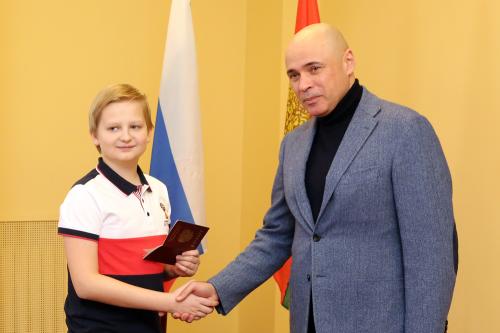 Липецкому подростку вручил паспорт глава региона