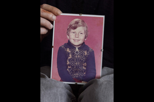Fotografie von einem Jungen mit Strickjacke aus den 70er Jahren,=ъ in einem Glasrahmen