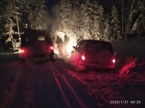 В Якутии двое мужчин оказались на краю гибели из-за застрявшего автомобиля