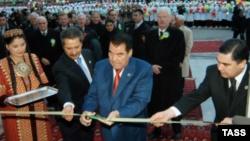 Первый президент Туркменистана Сапармурат Ниязов на церемонии открытия медицинского центра. Справа - Гурбангулы Бердымухамедов, на тот момент занимавший пост министра здравоохранения страны. Ашгабат, 14 декабря 2005 года. После смерти Ниязова президентом стал Бердымухамедов.