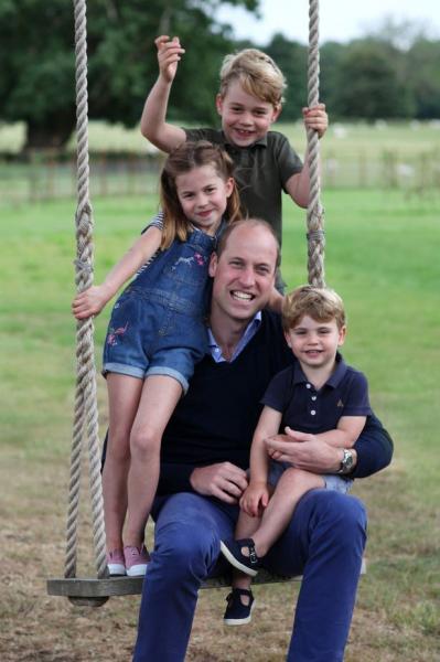 Кейт Миддлтон поздравила мужа с днём рождения новыми фотографиями с детьми