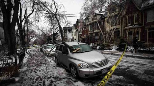 Ледяной дождь и штормовой ветер стали причинами отключения энергоснабжения 140 тыс. потребителей в Канаде