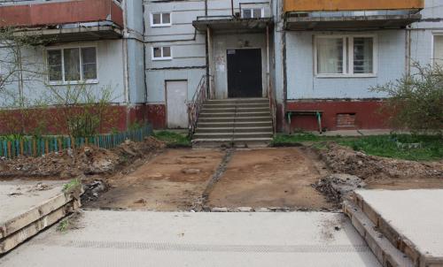 В Сольцах у ДОСа 201 военные убрали плиты у входа в дом