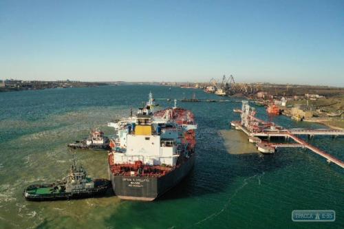 Первый танкер с азербайджанской нефтью для Беларуси прибыл в Украину
