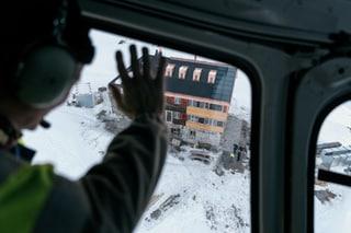 A helicopter flies to the Laemmeren hut on the Gemmi Pass above Leukerbad