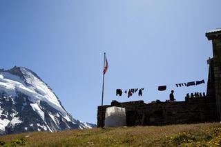 Climbers hang wet clothing on the washing line in front of the SAC s Schoenbiel Hut above Zermatt