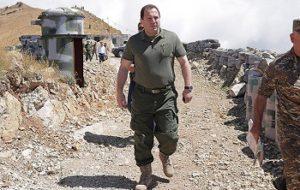 Армянская армия не будет отсиживаться в окопах: министр обороны