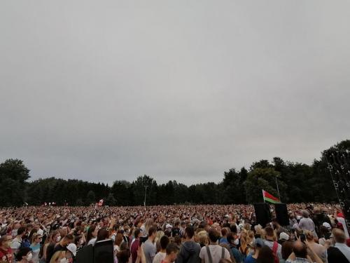 Тысячи людей пришли в парк Дружбы народов в Минске поддержать Светлану Тихановскую (фото, видео)