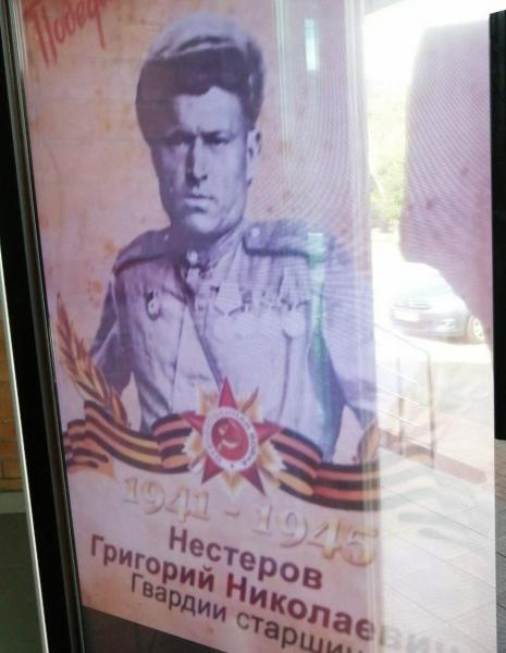 Фотографии фронтовиков Ялуторовска транслируют на здании Молодежного центра