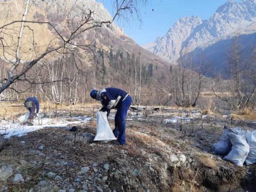 Приют Фишт в горах Адыгеи очистили от оставленного туристами  мусора
