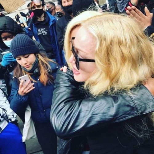 Мадонна пришла на акцию протеста на костылях