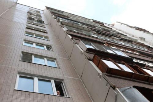 Из окна многоэтажного дома в Волгограде выпала молодая девушка