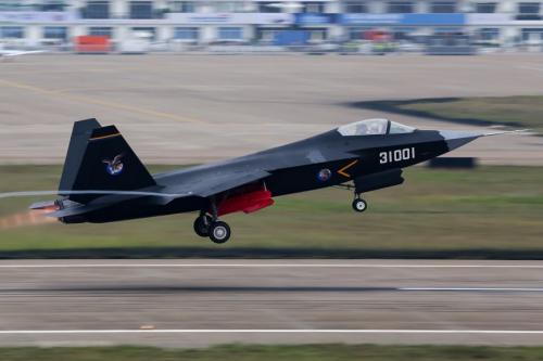 Новейший китайский истребитель пятого поколения начнет поступать на вооружение