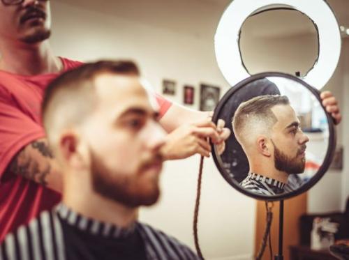 Редеющие волосы у мужчины: какие прически могут справиться с этой проблемой?