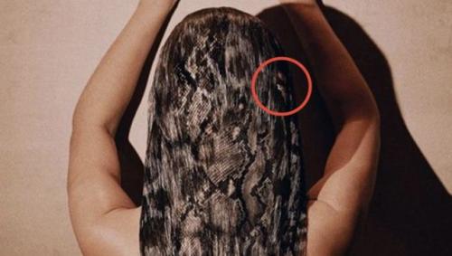 Пальцы в волосах Ким Кардашян
