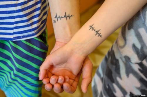 Сяргей і Ірына зрабілі супольную татуіроўку, якая для іх азначае лінію жыцьця: «Цяпер жыцьцё толькі пачынаецца»