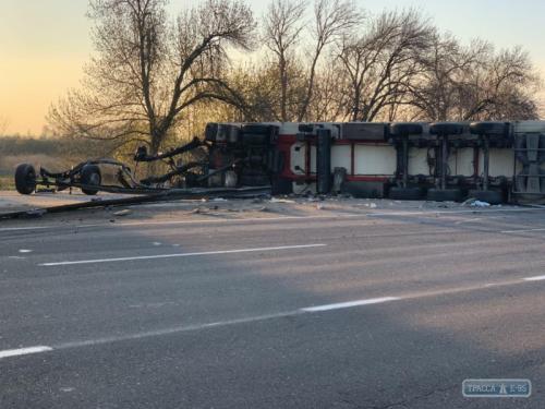 Трасса Киев-Одесса заблокирована из-за крупного ДТП с перевернувшимися фурами