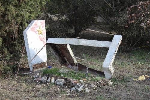 ЧП в Севастополе - вандалы разрушили могилу Неизвестного солдата в п. Сахарная головка
