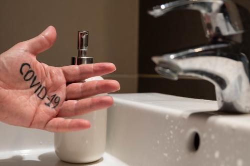 Борьба с коронавирусом: учёные рассказали, как правильно сушить вымытые руки